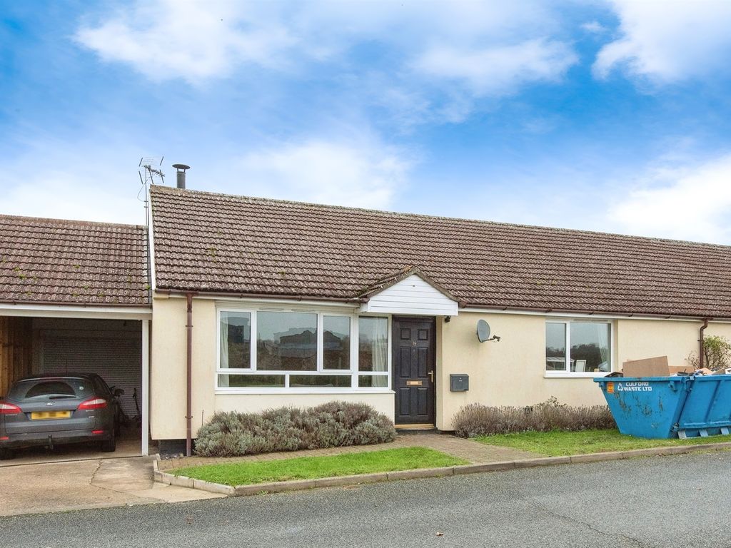 3 bed semidetached bungalow for sale in Bobbys Way, Stanton, Bury St