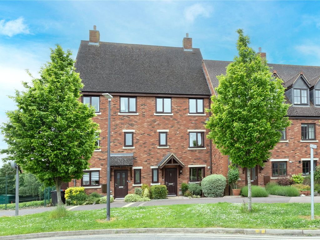 4 bed town house for sale in Plaistow Crescent, Monkston Park, Milton