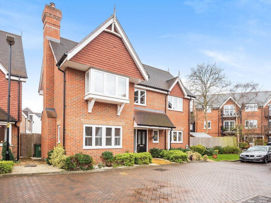 4 bed detached house for sale in Edwards Close, Broadbridge Heath