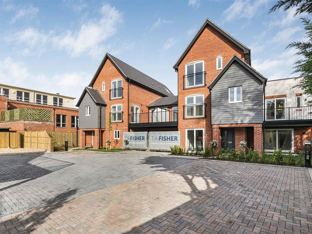 New home, 2 bed flat for sale in 8 Garden House, High Street, Theale