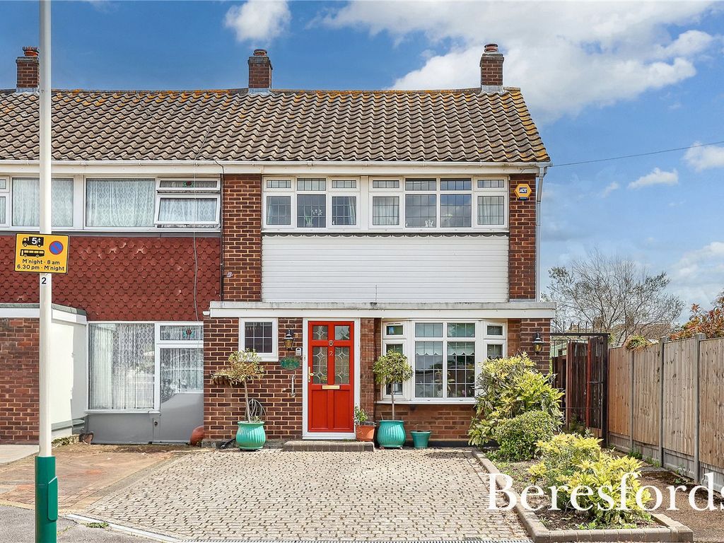 3 bed end terrace house for sale in Jubilee Close, Romford RM7, £