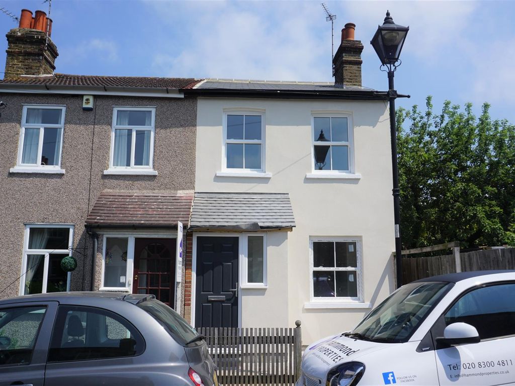 3 bed end terrace house to rent in Queens Road, Chislehurst BR7, £1,750