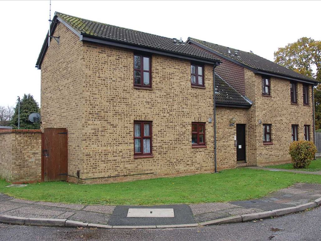 Studio to rent in Tugby Place, Chelmsford CM1, £800 pcm Zoopla