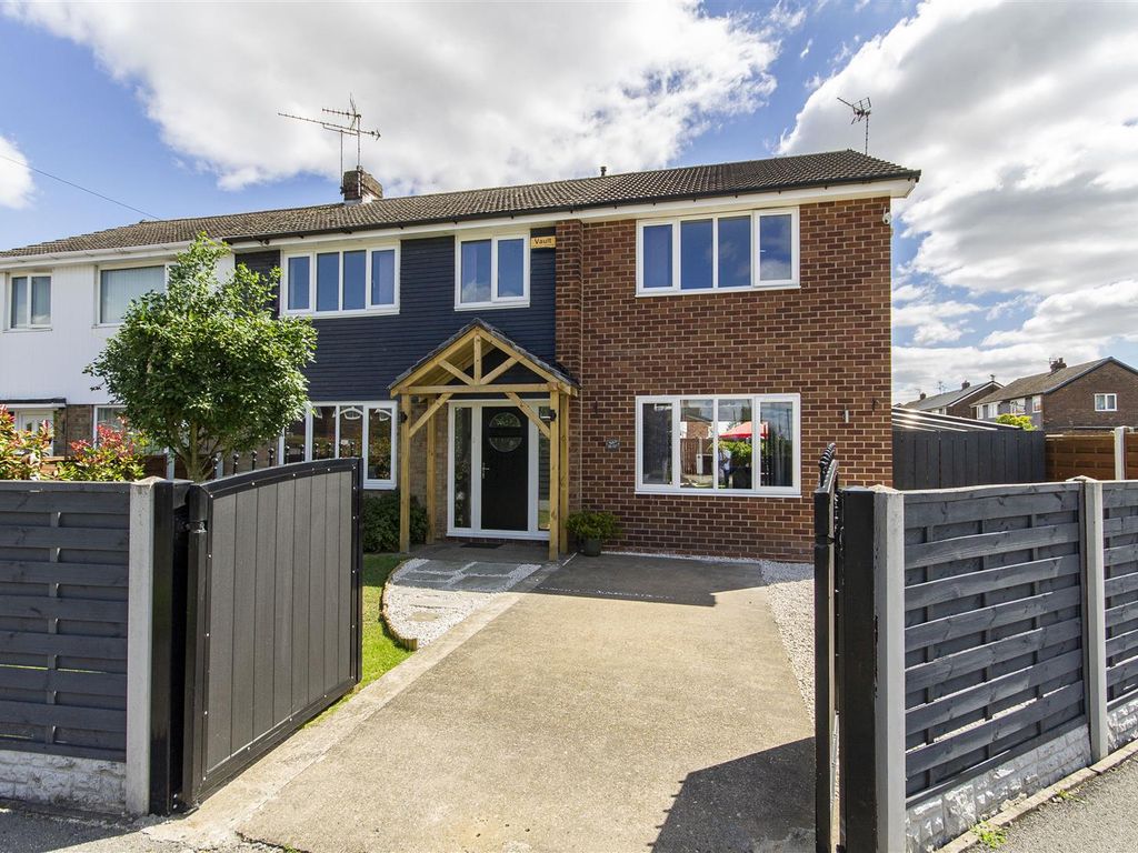 4 bed semidetached house for sale in Church View, Glapwell