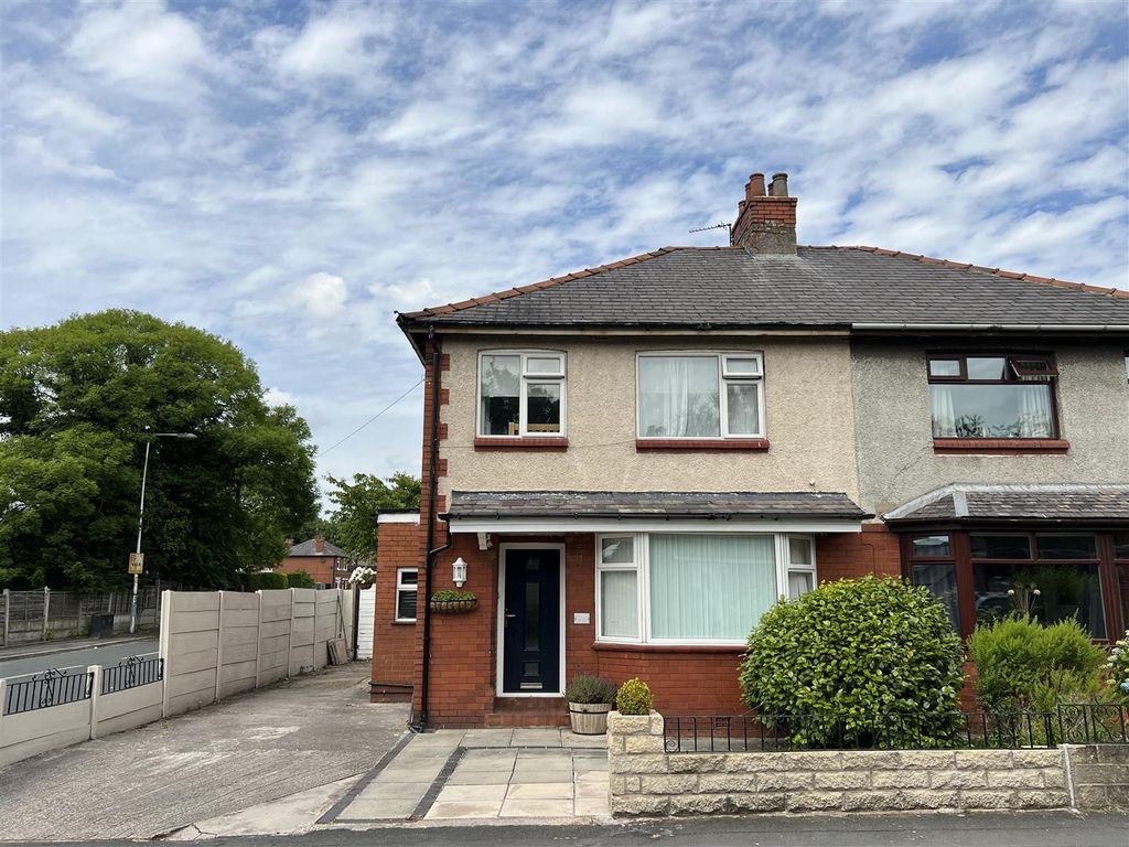3 bed semidetached house for sale in Dewsnap Lane, Dukinfield SK16