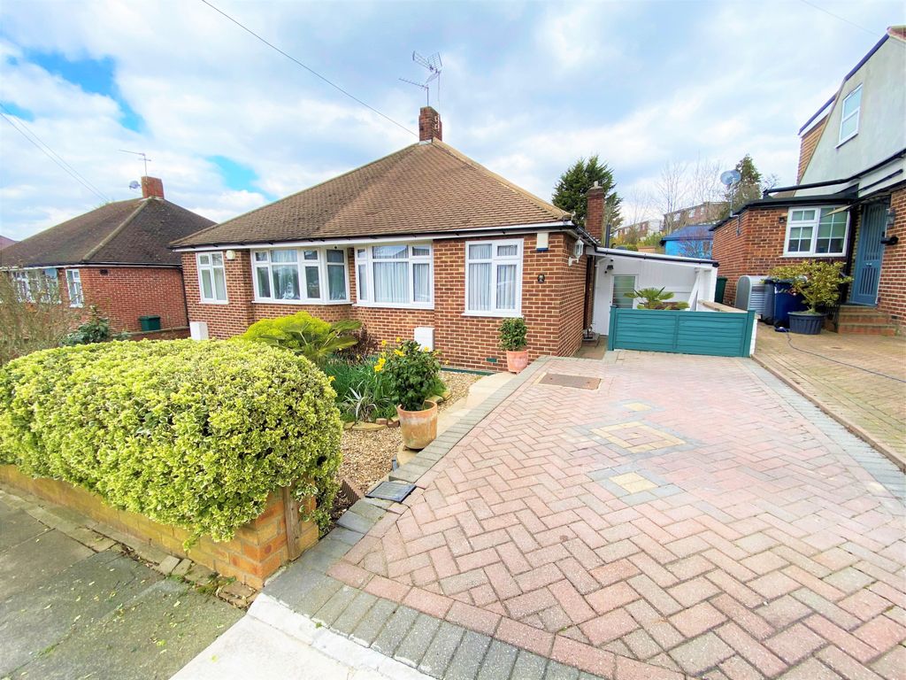 2 bed semidetached bungalow for sale in Hamilton Road, Cockfosters EN4