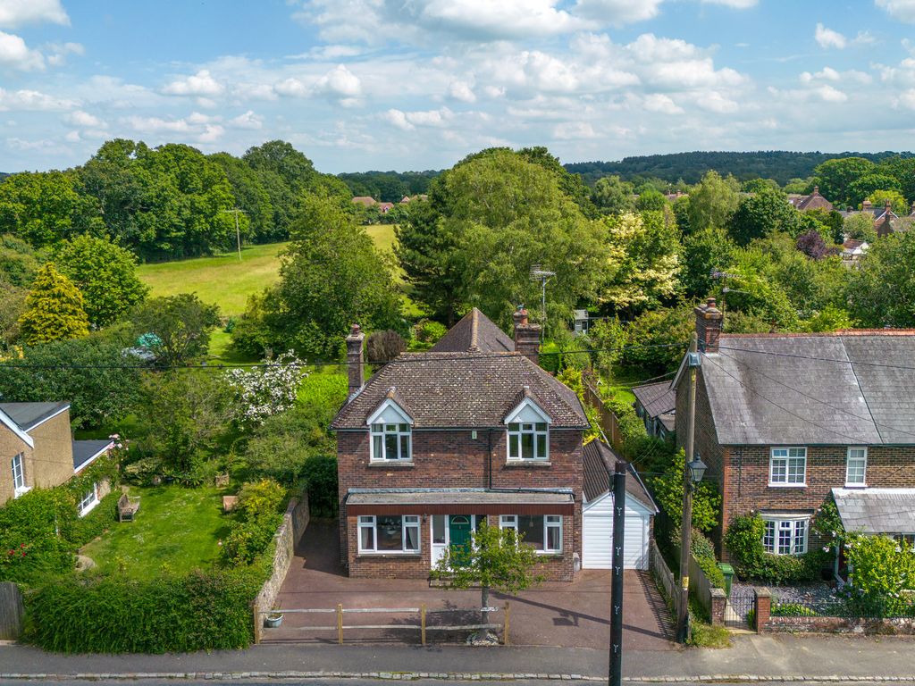 3 bed detached house for sale in Sandhills Road, Horsham RH13, £800,000