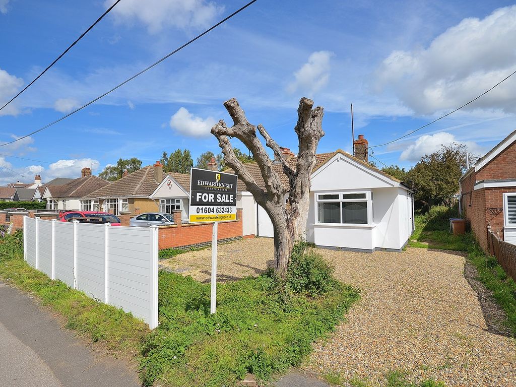 2 bed semidetached bungalow for sale in Newport Pagnell Road