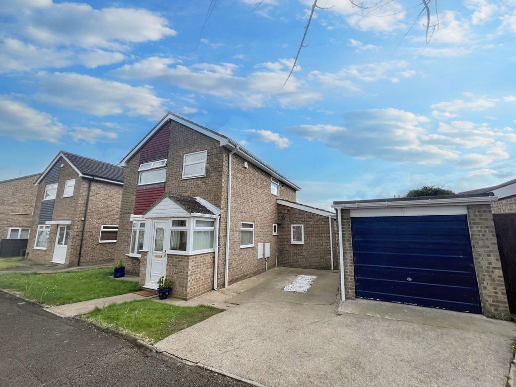 4 bed detached house for sale in Croxton Close, StocktonOnTees TS19, £240,000 Zoopla