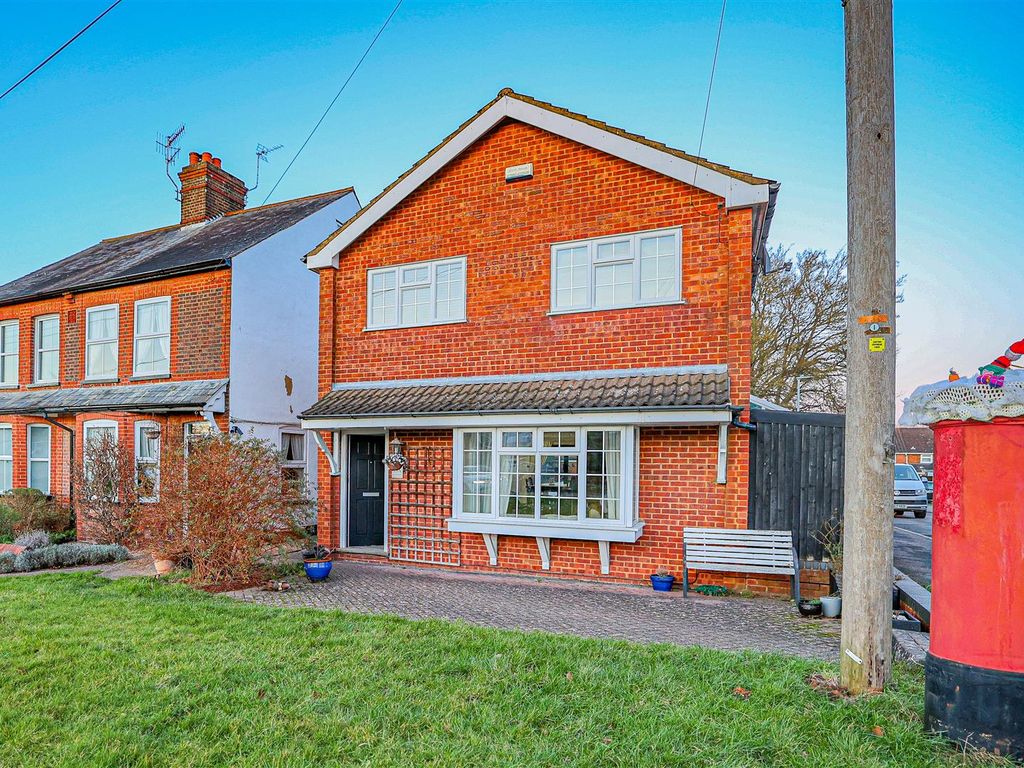 4 bed property for sale in Leverstock Green Road, Hemel Hempstead HP3