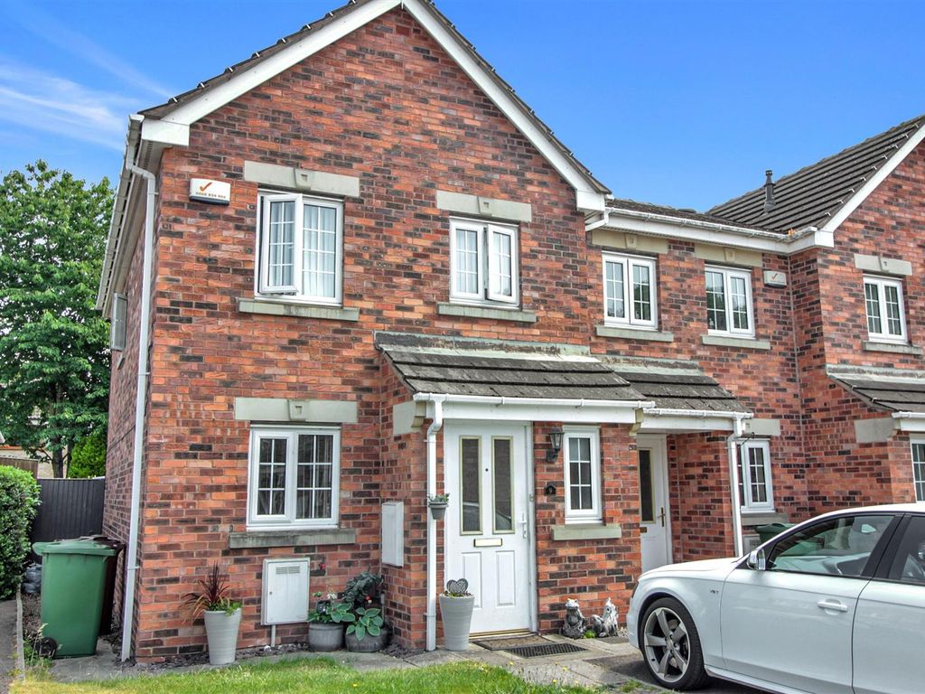 3 bed town house for sale in Castle Lodge Mews, Rothwell, Leeds LS26