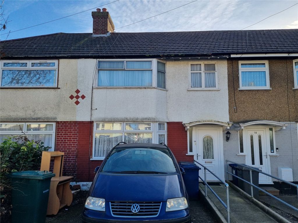 3 bed terraced house for sale in Drive, EN5, £475,000