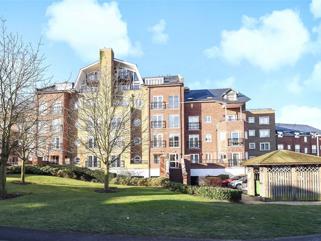 2 bed flat to rent in Aveley House, Iliffe Close, Reading, Berkshire