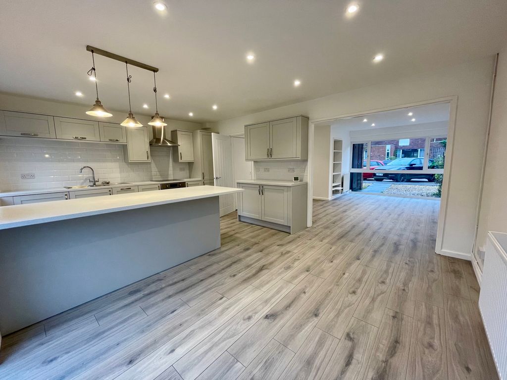3 bed terraced house for sale in Harrison Close, Reigate RH2, £495,000