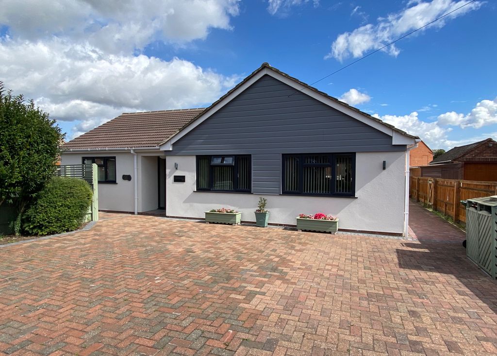 3 bed bungalow for sale in King Alfred Drive, Didcot OX11, £675,000