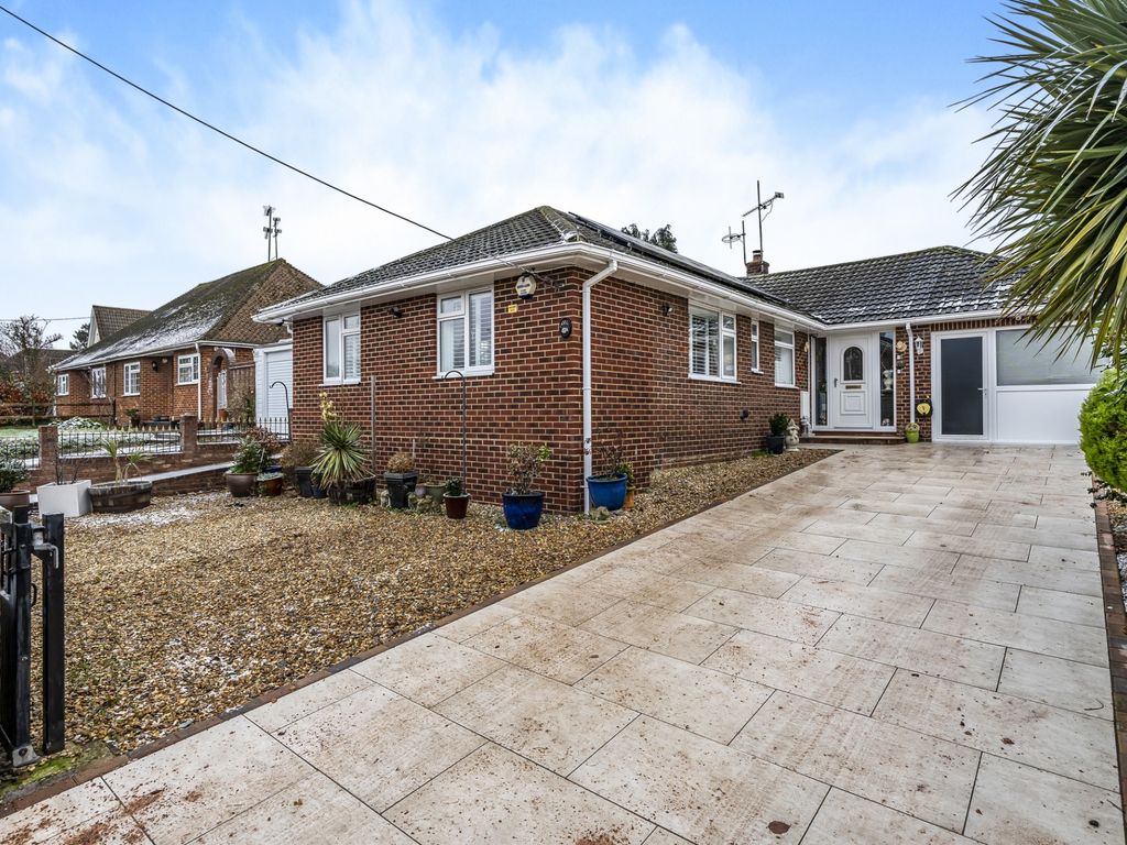 3 bed bungalow for sale in Chestnut Avenue, Andover SP10 Zoopla