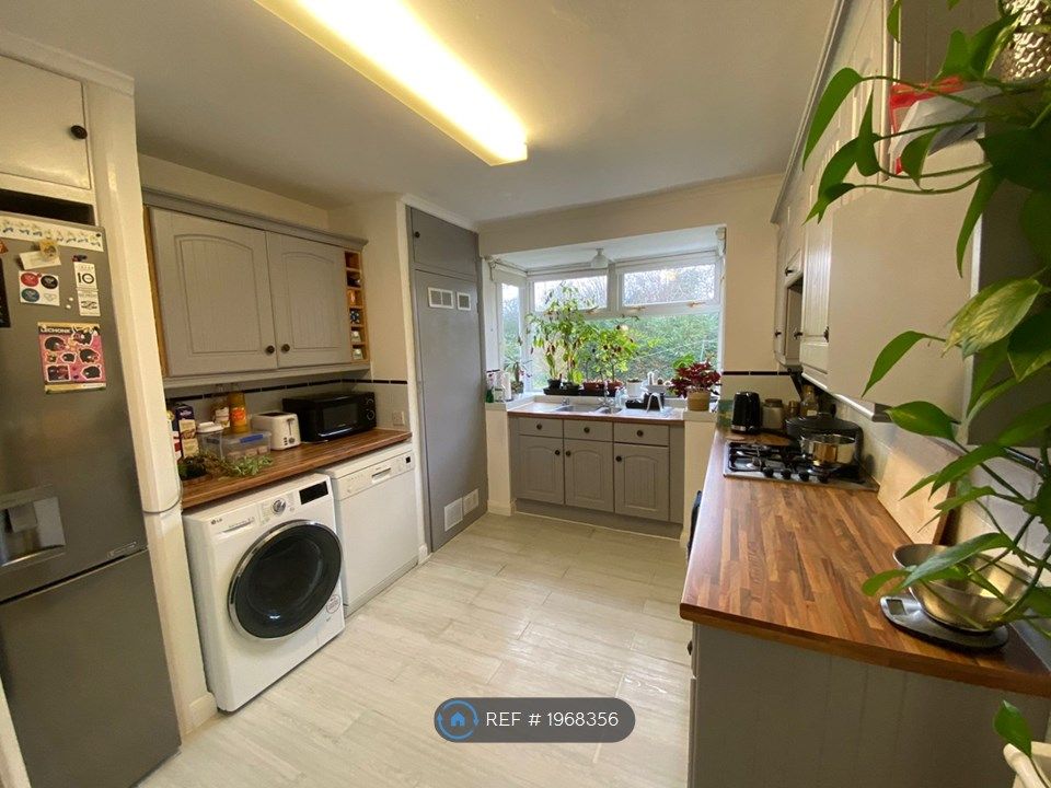 2 bed to rent in Wanstead Close, Bromley BR1, £1,550 pcm