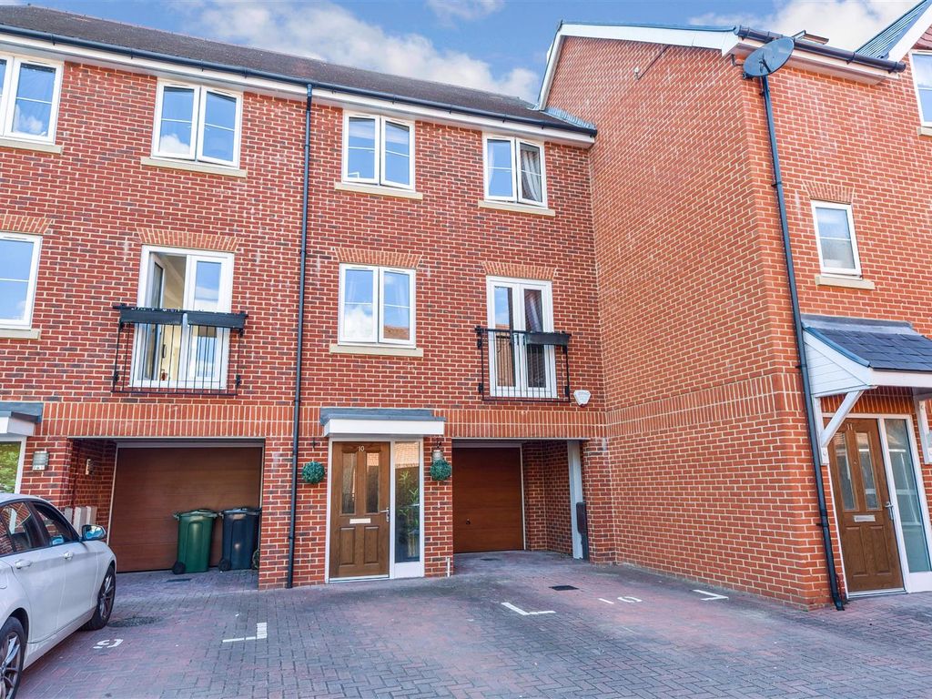 3 bed property to rent in Barley Rise, Horndean, Waterlooville PO8, £