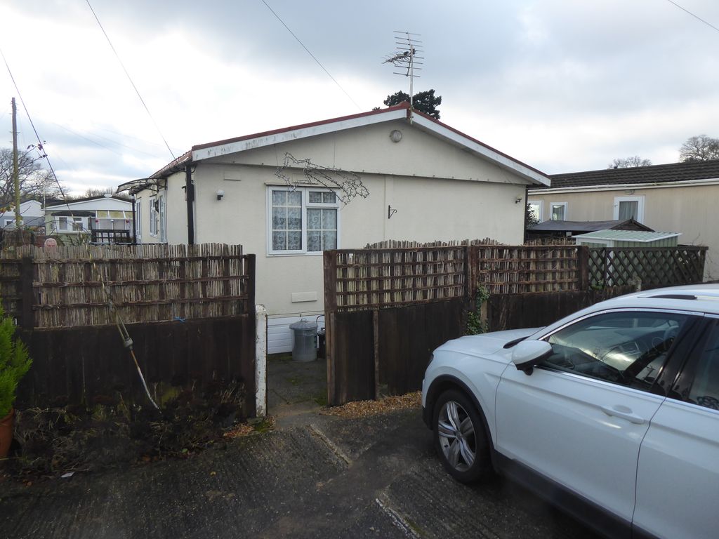 2 bed mobile/park home for sale in Loddon Court Farm Park, Beech Hill