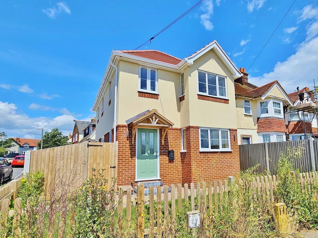 New home, 2 bed detached house for sale in Fifth Avenue, FrintonOnSea