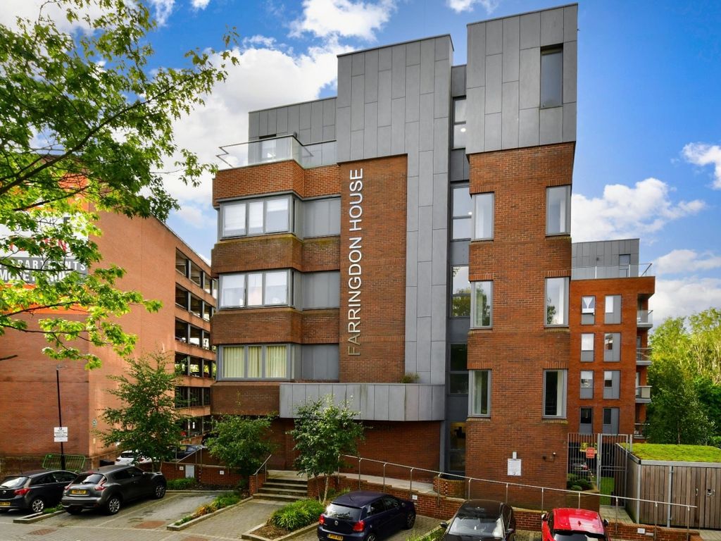 1 bed flat to rent in Farringdon House, Wood Street RH19, £1,100 pcm
