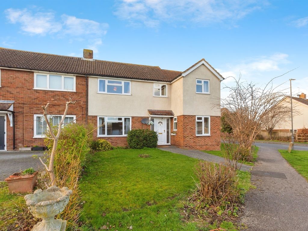 4 bed semidetached house for sale in Bedgrove, Aylesbury HP21, £