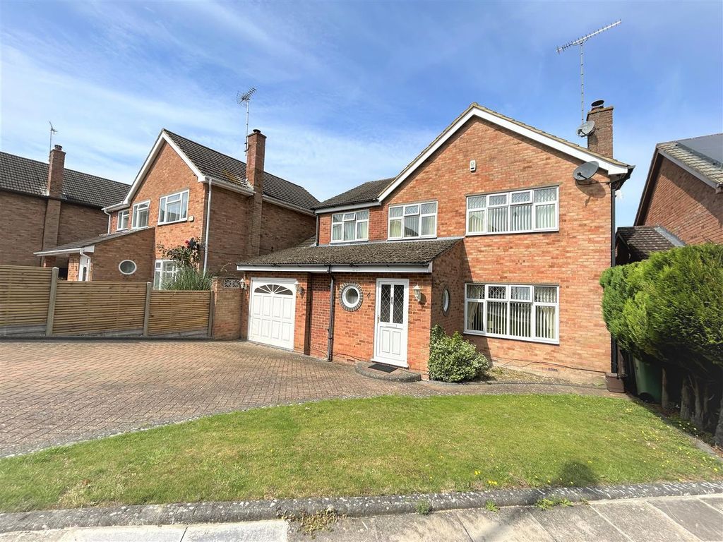 4 bed detached house for sale in Ardley Close, Dunstable, Bedfordshire