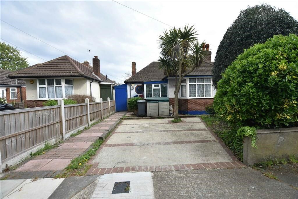 2 bed bungalow for sale in West View, Feltham TW14, £412,000 Zoopla