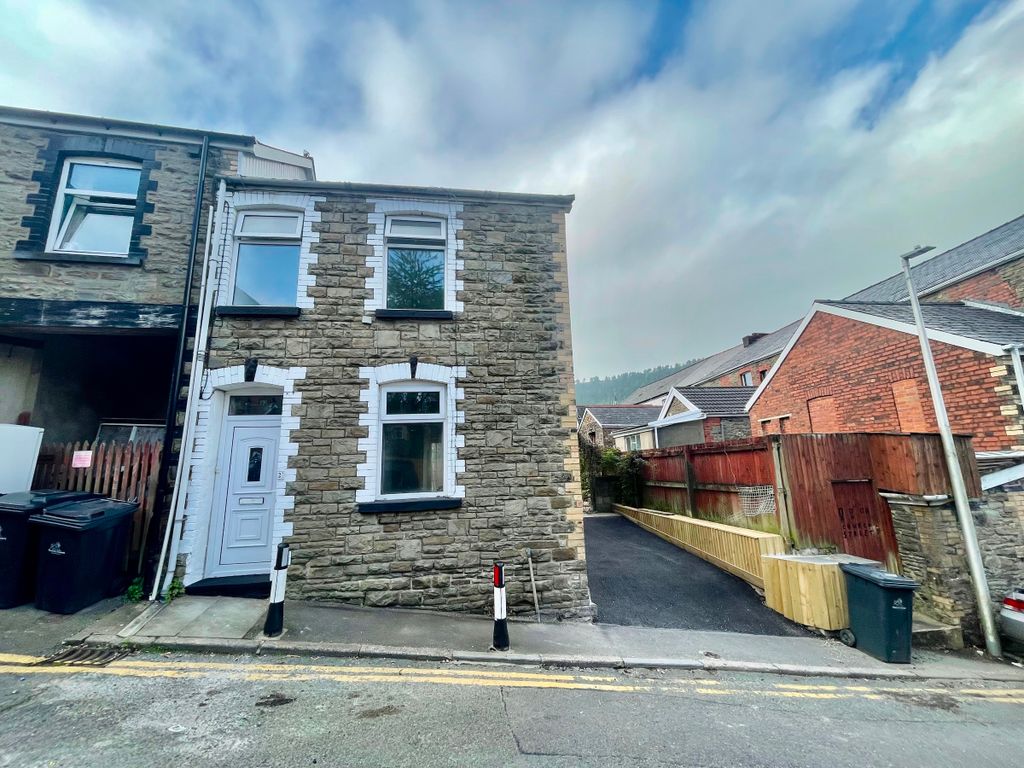 3 bed terraced house to rent in Park Place, Abertillery NP13, £800 pcm