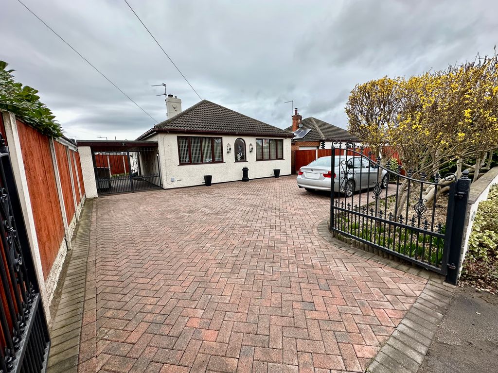 3 bed detached bungalow for sale in Doncaster Road, Hatfield, Doncaster