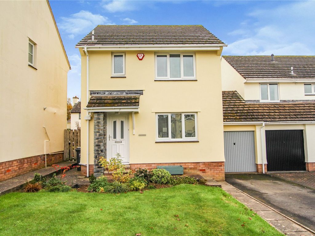 3 bed linkdetached house for sale in Magnolia Close, Barnstaple EX32
