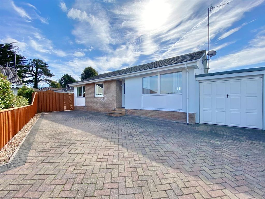 3 bed semidetached bungalow for sale in Ballards Grove, West Yelland