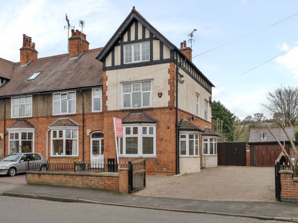 5 bed semidetached house for sale in Harrowby Road, Grantham