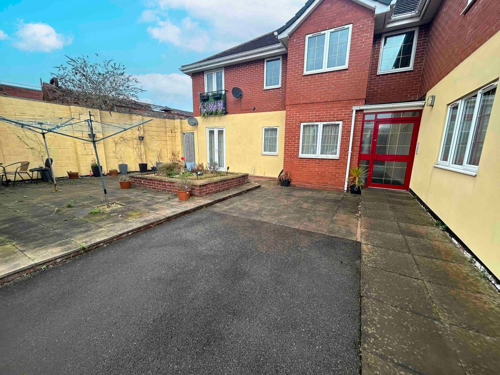 2 bed flat to rent in Woodlands House, Little Lane, Willenhall WV12, £