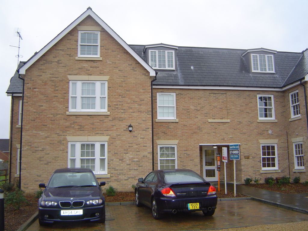 2 bed flat to rent in Cobb Close, Bury St. Edmunds IP32, £1,000 pcm