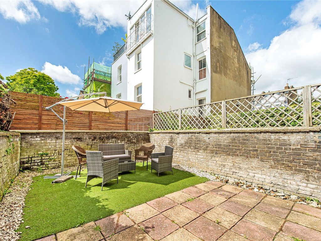 2 bed flat for sale in Hazlebury Road, Fulham, London SW6, £625,000