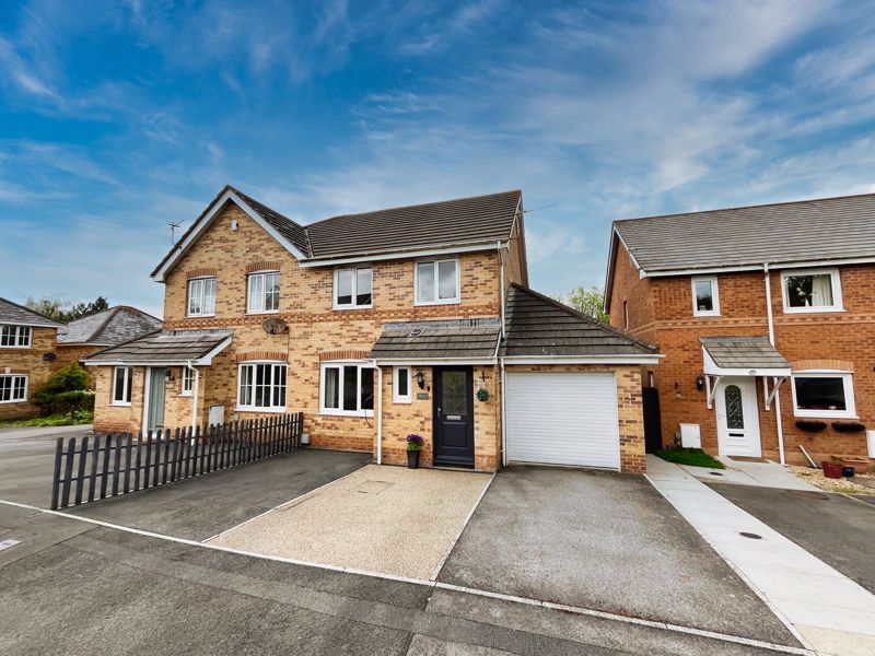 3 bed semidetached house for sale in 10 Vale Park, Broadlands