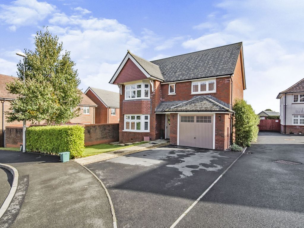 4 bed detached house for sale in Parc Llwyn Celyn, Carmarthen SA33, £