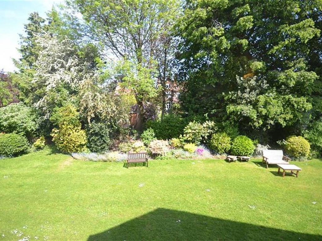 2 bed flat to rent in Grove Avenue, Wilmslow SK9 Zoopla