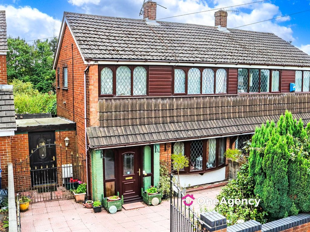 3 bed semidetached house for sale in Westsprink Crescent, Westonfields