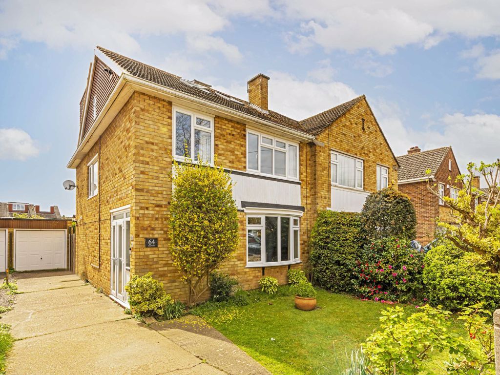 4 bed property for sale in Sunna Gardens, SunburyOnThames TW16 Zoopla