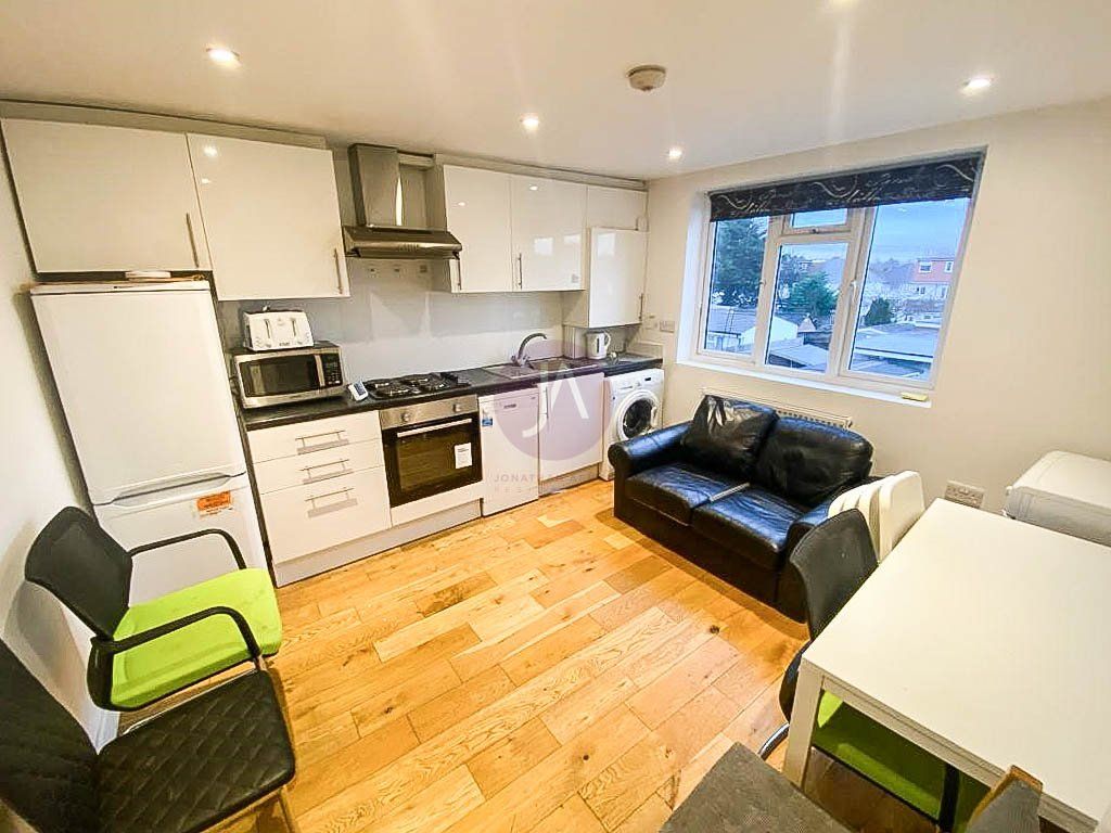 2 bed flat to rent in Clitheroe Avenue, Rayners Lane, Harrow HA2, £