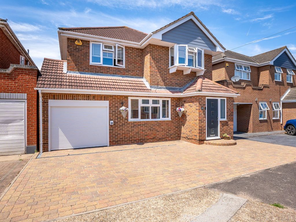 4 bed detached house for sale in Derventer Avenue, Canvey Island SS8, £