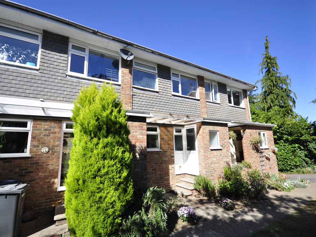 2 bed terraced house to rent in Little Tumners Court, Godalming, Surrey
