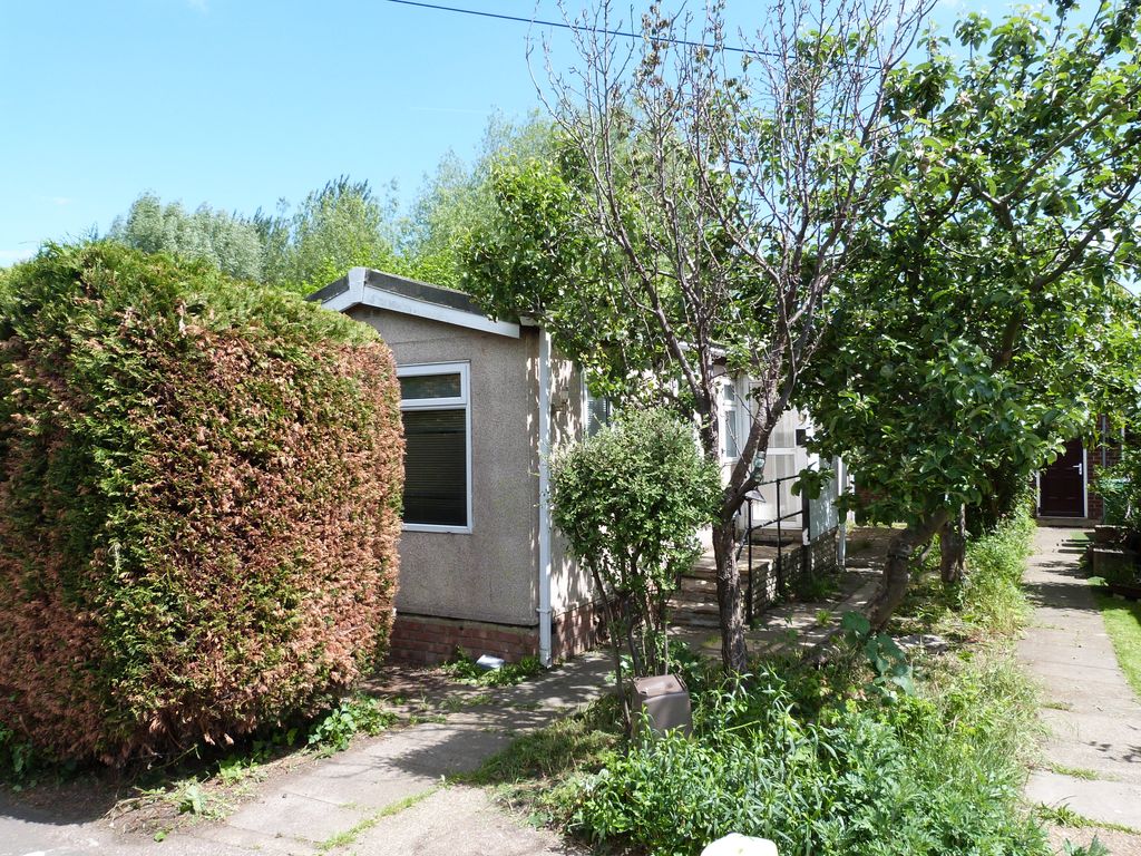 2 bed mobile/park home for sale in Fowley Mead Park, Longcroft Drive