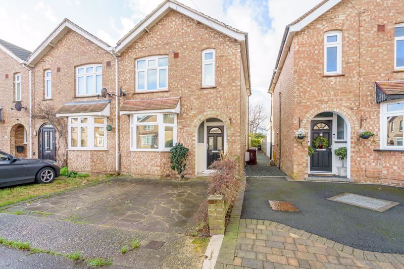 3 bed semidetached house for sale in Ormonde Avenue, Chichester PO19