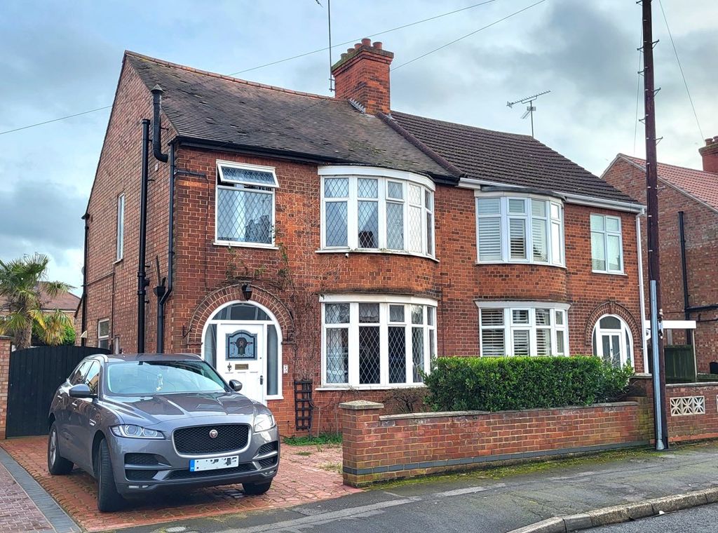 3 bed semidetached house for sale in Mead Close, Peterborough PE4, £