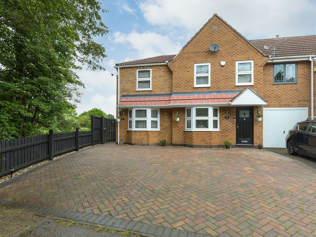 4 bed end terrace house for sale in Garsdale Close, Gamston, Nottingham