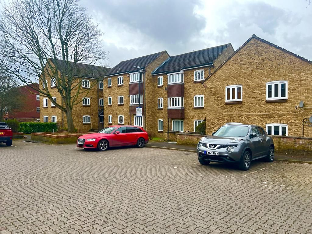 2 bed flat to rent in Dromey Gardens, Harrow Weald, Harrow HA3, £1,650