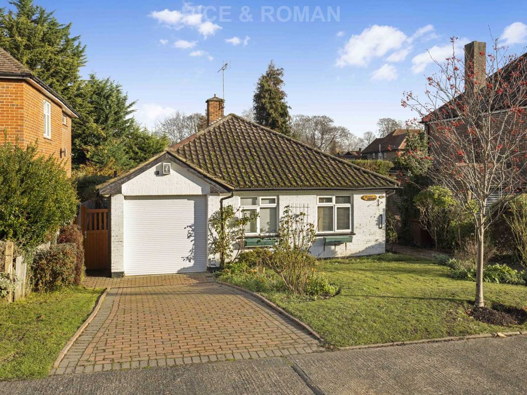 3 bed detached house for sale in Langton Avenue, Epsom KT17, £589,950